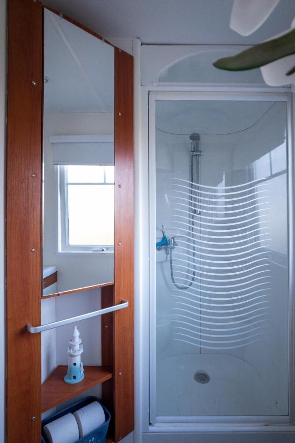 Villa Knus En Modern Ingericht Chalet Met Gratis Wifi à Tzummarum Extérieur photo